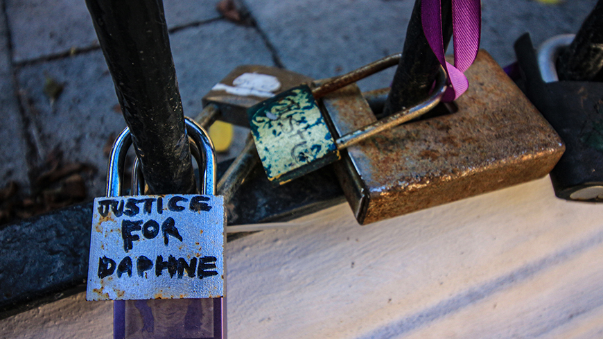 Rue de la République, La Valette / Malte - 08/07/2019. Cadenas sur une balustrade près du monument de la Victoire, rue de la République, La Valette, Malte. Messages demandant justice pour Daphne Caruana Galizi