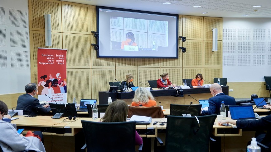 La Commission pour l'égalité de genre a adopté un projet de recommandation sur la protection des droits des femmes et des filles migrantes, réfugiées et demandeuses d'asile et accueille un panel de haut niveau sur la violence à l'égard des femmes.