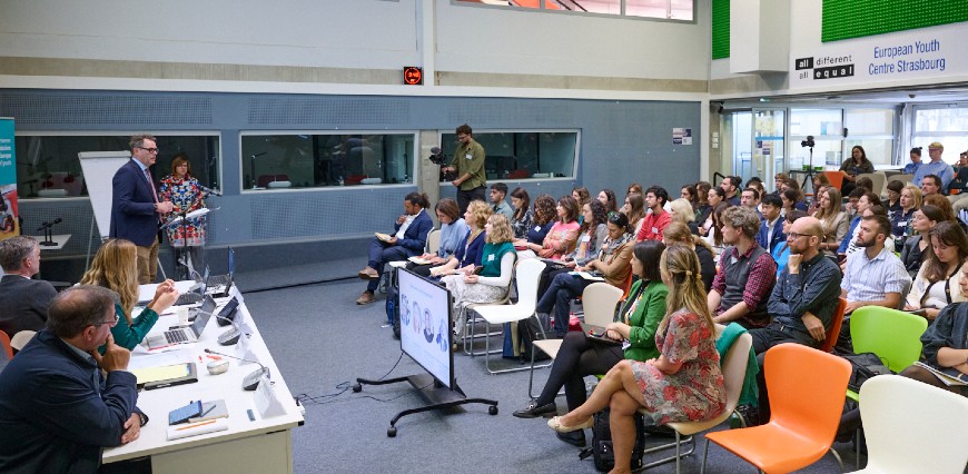 Jeunes et décideurs politiques discutent de la démocratie et de la crise climatique à Strasbourg