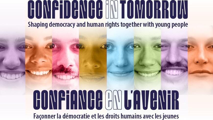 Collage de divers visages souriants avec des superpositions multicolores, comportant la phrase « Confiance en l'avenir, façonner la démocratie et les droits humains avec les jeunes