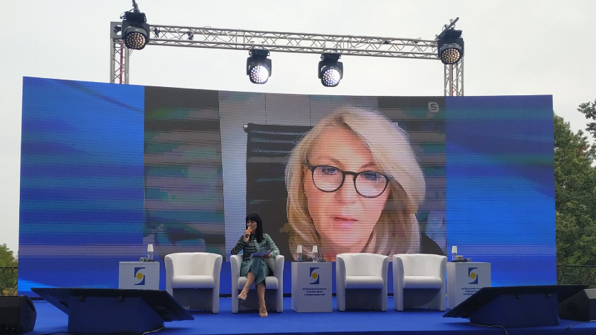 Jelena Drenjanin, Congress Spokesperson on Gender Equality, giving her statement to the Forum on a live video call.