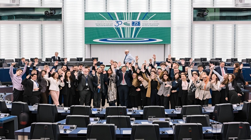 Les jeunes délégués du Congrès sous les feux de la rampe à l'occasion de la Journée internationale de la jeunesse