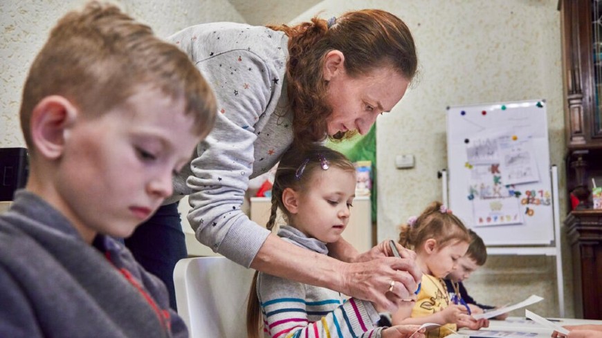 Le Congrès soutient l'éducation des enfants et des jeunes ukrainiens déplacés