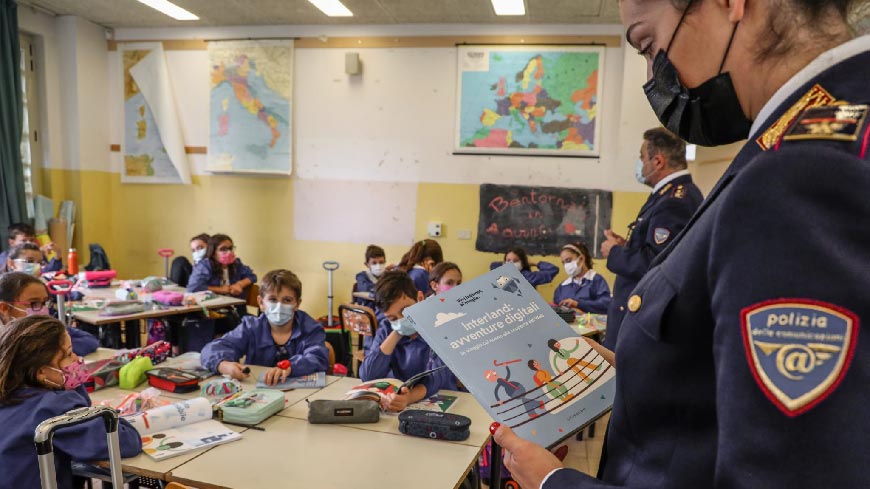 À l’occasion de la Journée européenne pour la protection des enfants contre l’exploitation et les abus sexuels, la police postale italienne organise un atelier scolaire sur la sécurité en ligne