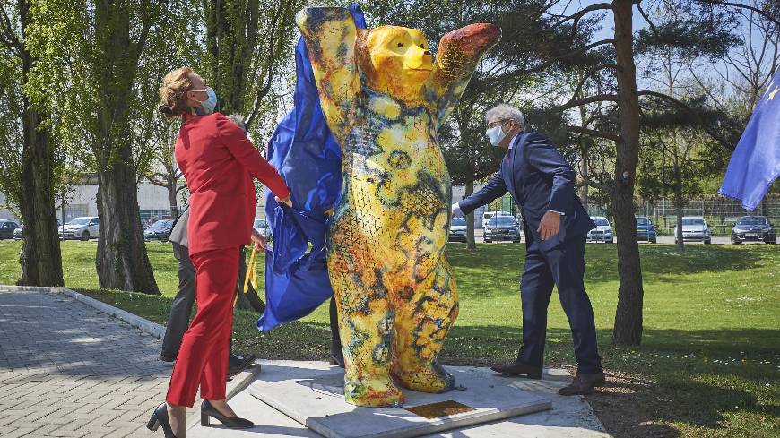 Berliner „Buddy Bär“ im deutschen Garten des Europäischen Jugendzentrums feierlich übergeben