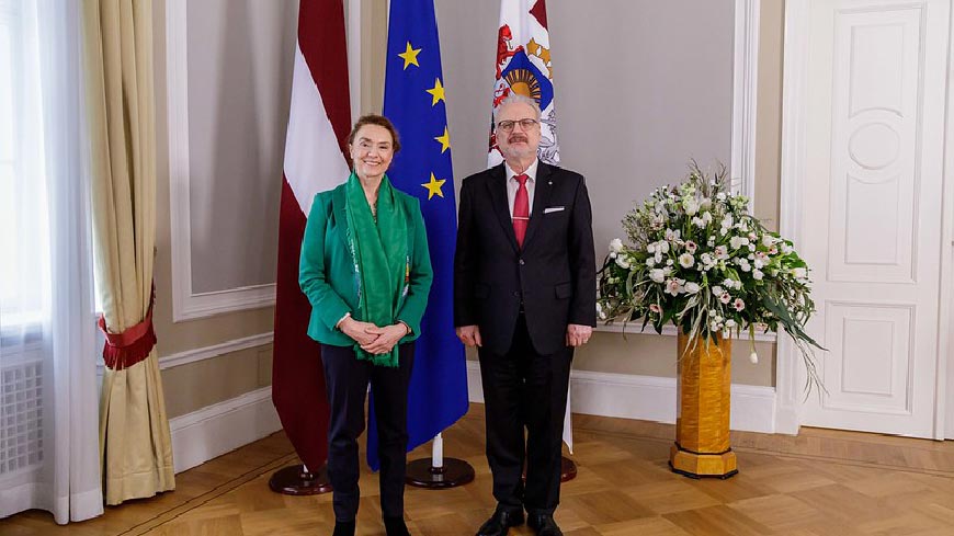 La secretaria general de visita oficial en Letonia