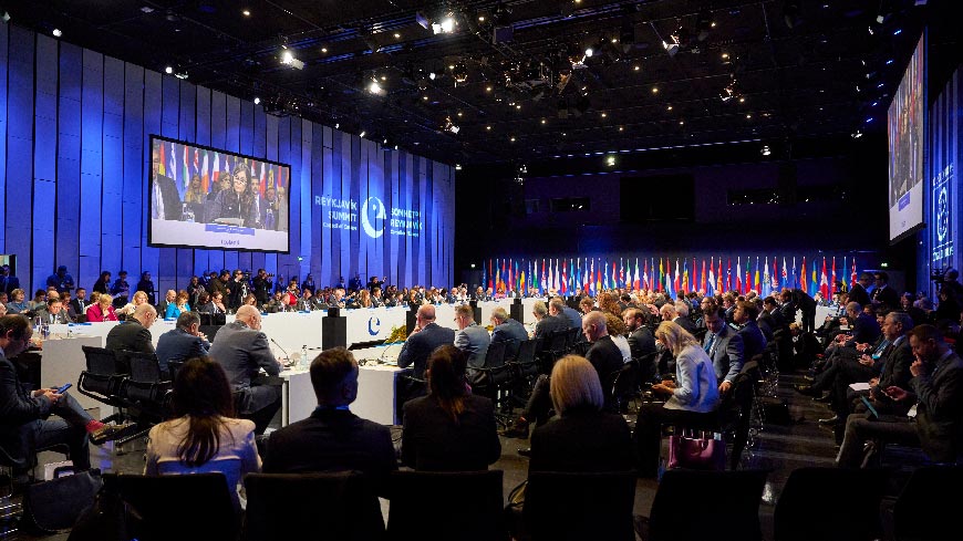 I capi di Stato e di governo convengono di rafforzare il Consiglio d’Europa, assicurare il riconoscimento delle responsabilità della guerra di aggressione condotta dalla Russia contro l’Ucraina e fornire sostegno alle vittime