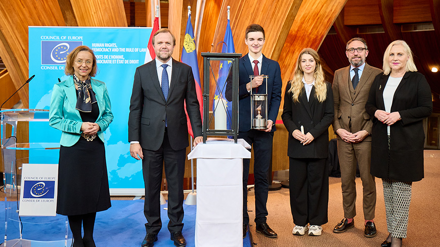 Remise de la Lumière de la Paix de Bethléem au Secrétaire Général Adjoint