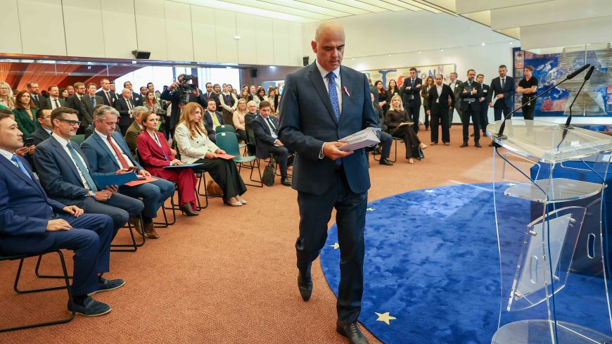 Il Segretario generale Berset prende la parola dinanzi a ministri e ambasciatori durante la cerimonia di firma del protocollo alla Convenzione di Varsavia, primo trattato internazionale sulla prevenzione del riciclaggio di capitali e del finanziamento del terrorismo