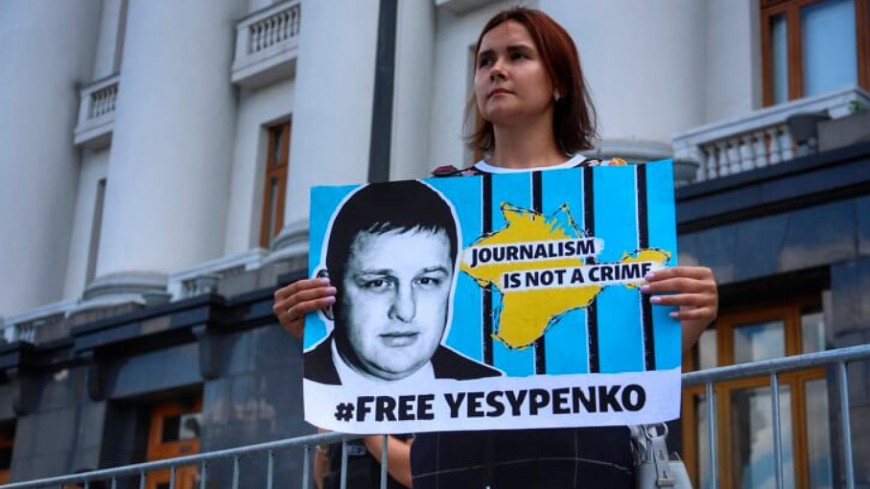 La condanna penale nei confronti del giornalista freelance Vladislav Yesipenko mina ulteriormente la libertà dei media in Crimea