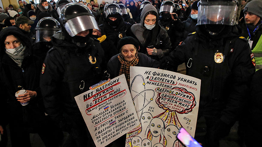 Елена Осипова, пожилая художница и активистка, которую полиция ведет к автозаку во время антивоенных протестов в Санкт-Петербурге, Россия, 2 Марта 2022 г. Фото: REUTERS / Stringer
