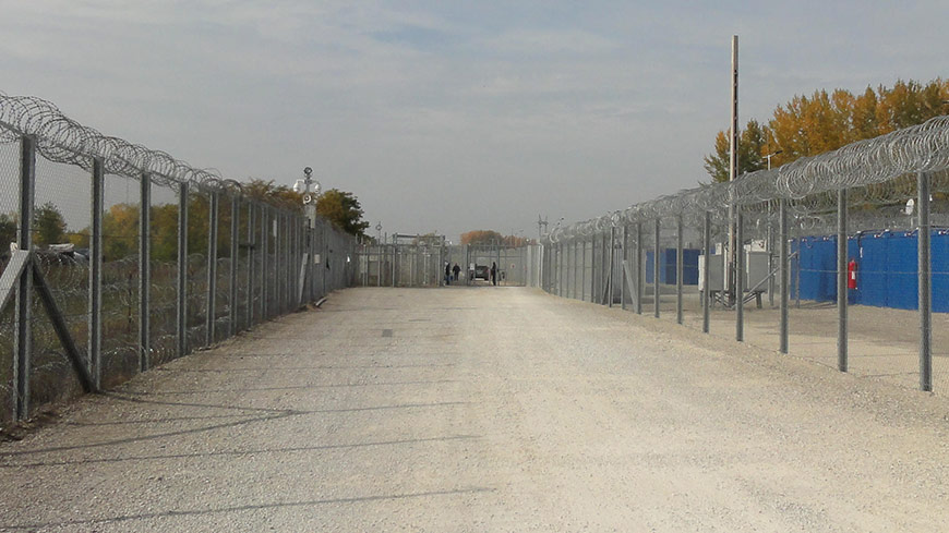 Венгрия: Комитет против пыток отмечает надлежащие условия содержания в транзитных зонах, но подвергает критике обращение с незаконными мигрантами, когда их возвращают в Сербию