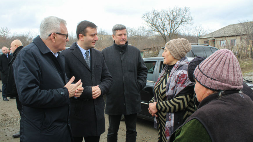 De gauche à droite : Anders Knape, Président du Congrès, Giorgi Khojevanishvili, Gouverneur de Shida Kartli, et Andreas Kiefer, Secrétaire Général du Congrès, échangent avec des habitants de la région de Shida Kartli lors d’une visite de terrain