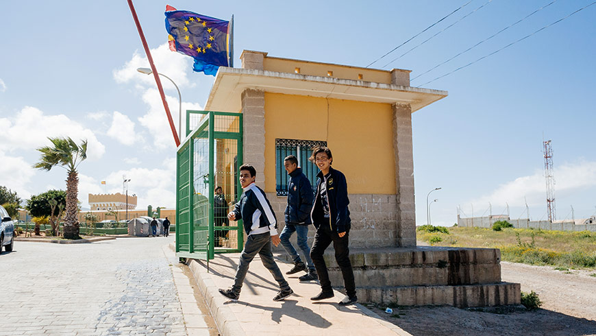 Malgré les défis que soulève la gestion des flux migratoires mixtes, l’Espagne devrait garantir l’accès effectif à l’asile également à Melilla et à Ceuta