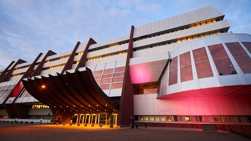 Palais in Pink zum Monat der Sensibilisierung des Brustkrebs