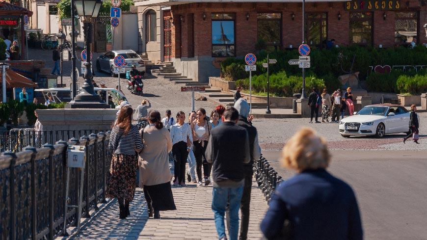 Erster Bericht über Umsetzung der Istanbul-Konvention durch Georgien begrüßt legislative Maßnahmen und fordert mehr Dienste für Opfer und abschreckende Sanktionen für Täter