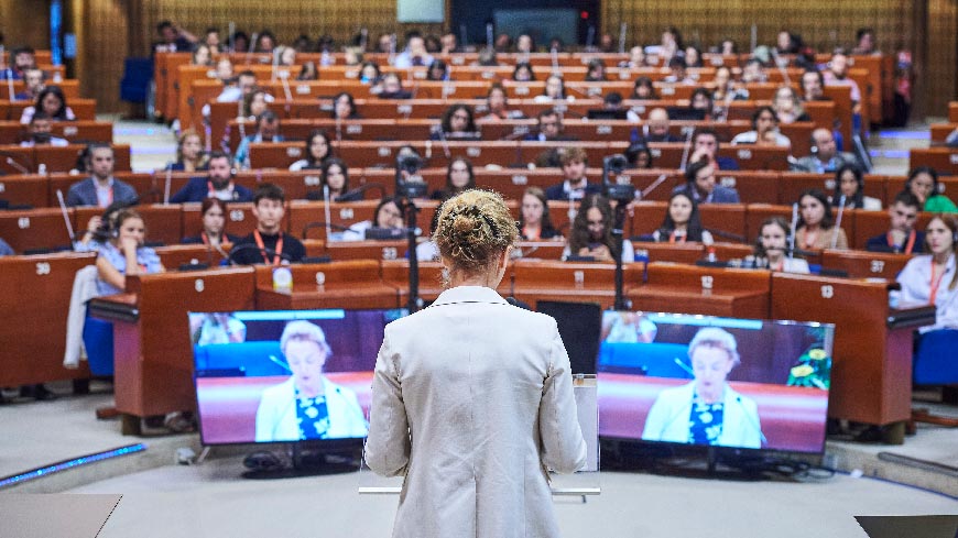 Los jóvenes deben levantarse contra el populismo, el nacionalismo y el extremismo que amenazan con silenciar sus voces, afirma la secretaria general