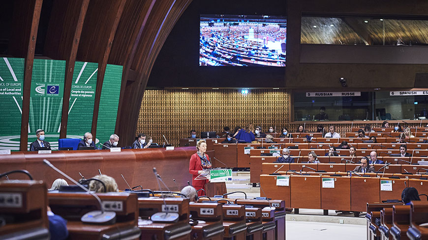 Le Congrès tient des débats sur la guerre en Ukraine, la démocratie locale en Allemagne, et la participation des enfants dans le développement durable