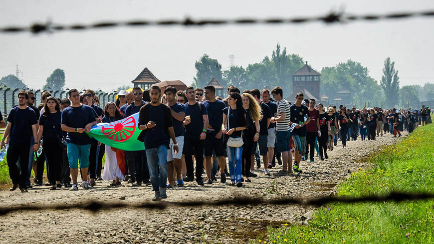 Les pays européens doivent reconnaître le génocide des Roms