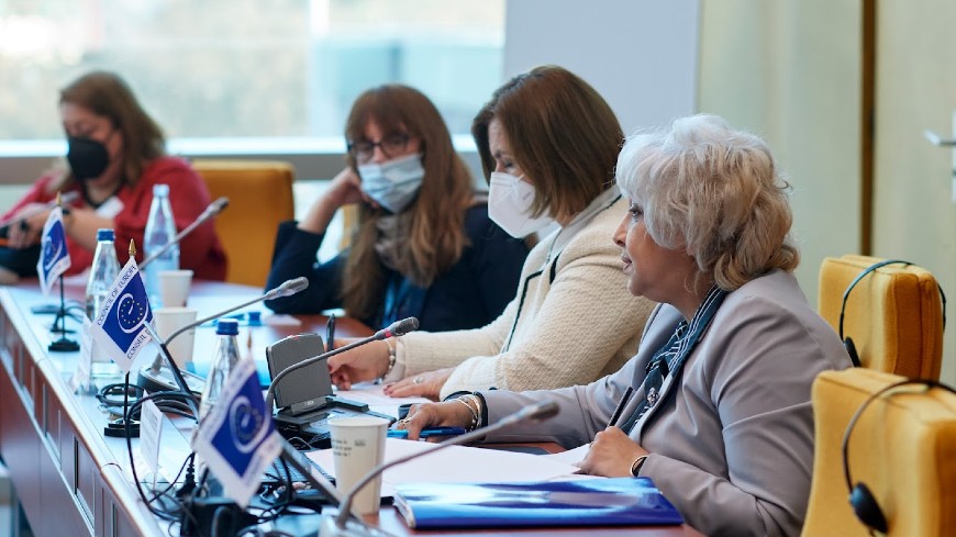 Internationale Konferenz der Roma-Frauen: „Schutz der Menschenrechte und -würde von Frauen der Roma- und Fahrendengemeinschaft in Krisenzeiten“