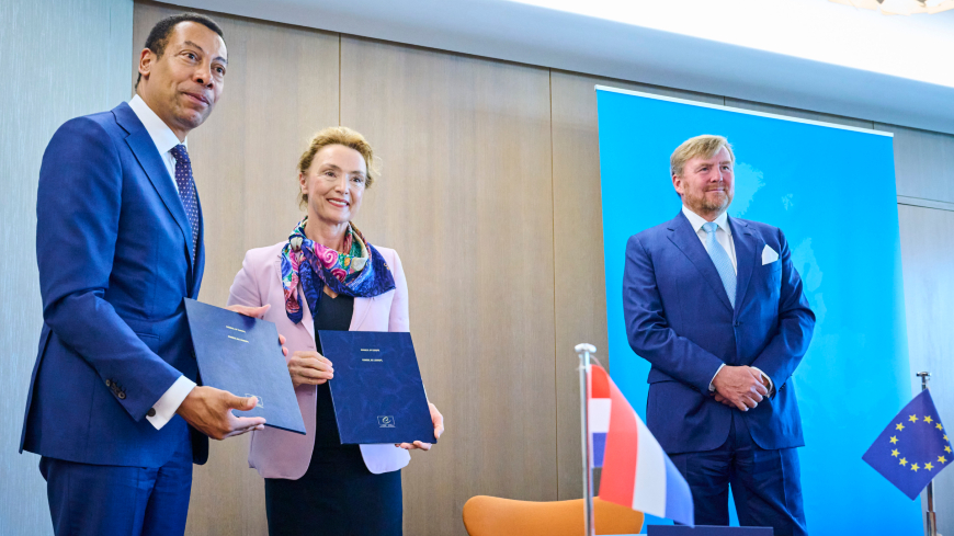 De gauche à droite, Monsieur Franc Weerwind, ministre de la Protection juridique ; Madame Marija Pejčinović Burić, Secrétaire Générale ; Sa Majesté le Roi Willem-Alexander des Pays-Bas.