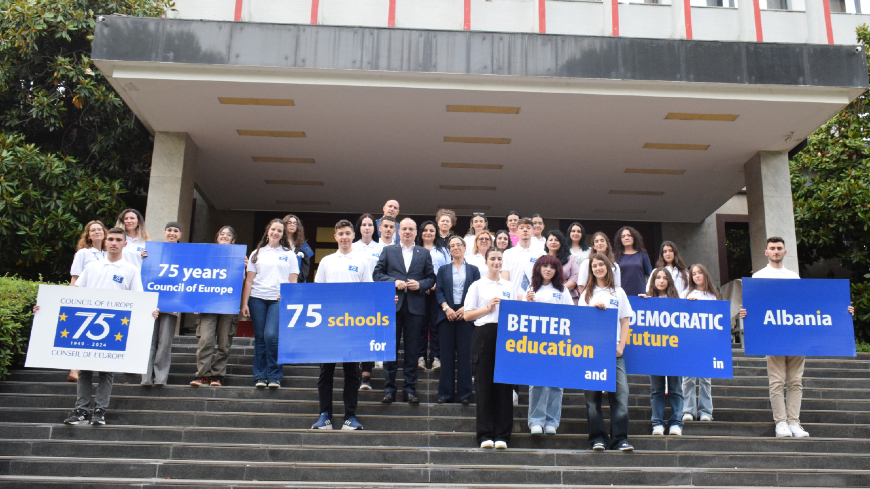 Elèves des écoles pilotes du Conseil de l'Europe rencontrent le ministre de l'Europe et des Affaires étrangères de la République d'Albanie à l'occasion du 75e anniversaire du Conseil de l'Europe