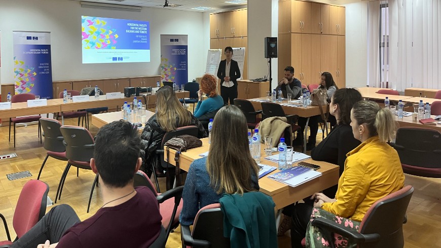 L'éducation aux médias sociaux dans les écoles au cœur de discussions à Podgorica