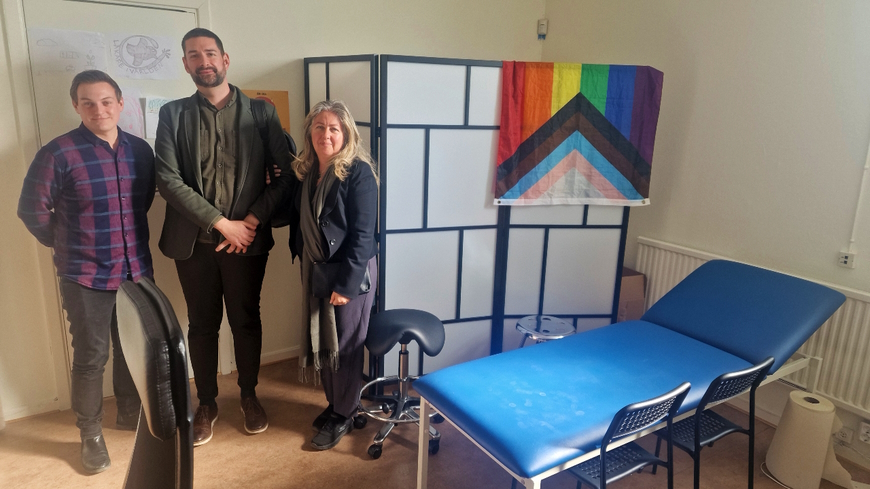 A staff member of Doctors of the World in Malmö explain to Maria Marouda and Mladen Antonijević Priljeva, ECRI Members and Rapporteurs for Sweden, about the services his organisation offers to irregularly present and other vulnerable migrants.