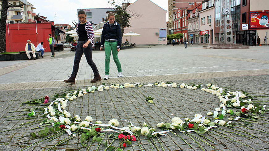 Prijedor, 31 mai 2015. Des enfants regardent une installation temporaire formée de roses blanches portant les noms des cent deux enfants tués dans la ville en 1992. ©Edin Ramulić