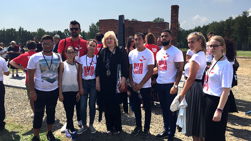 La Commissaire aux droits de l’homme, Dunja Mijatović, avec un groupe de jeunes activistes roms de Bosnie-Herzégovine à Birkenau, 2 août 2018