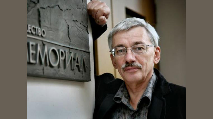 Le défenseur des droits humains Oleg Orlov, l'un des dirigeants du groupe russe de défense des droits humains Memorial