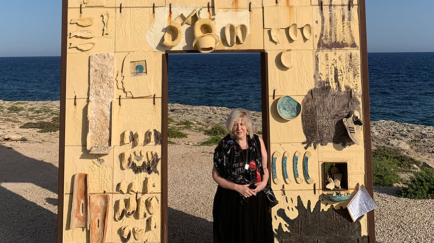 Dunja Mijatović à la « Porta d’Europa », monument érigé à Lampedusa pour rendre hommage aux migrants qui ont péri en tentant de traverser la Méditerranée