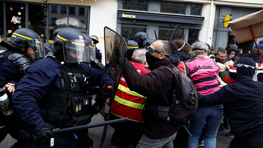 Clashes between protesters and the police during a demonstration on the ninth day of nationwide strikes and protests against the French government's pension reform, in Nantes, France, March 23, 2023. REUTERS/Stephane Mahe