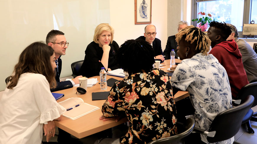 La Commissaire aux droits de l'homme du Conseil de l'Europe, Dunja Mijatović, rencontre les bénéficiaires d'un programme de vie semi-autonome pour les mineurs non accompagnés à Athènes, en Grèce. © CoE / 2018 / Giorgos Moutafis