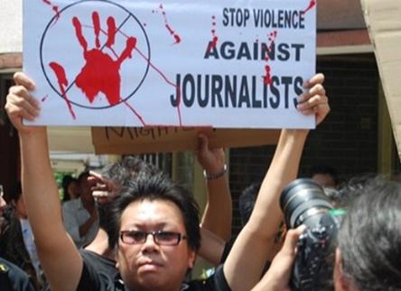 Des journalistes continuent à être agressés en Europe : ils ont besoin d’être protégés contre la violence