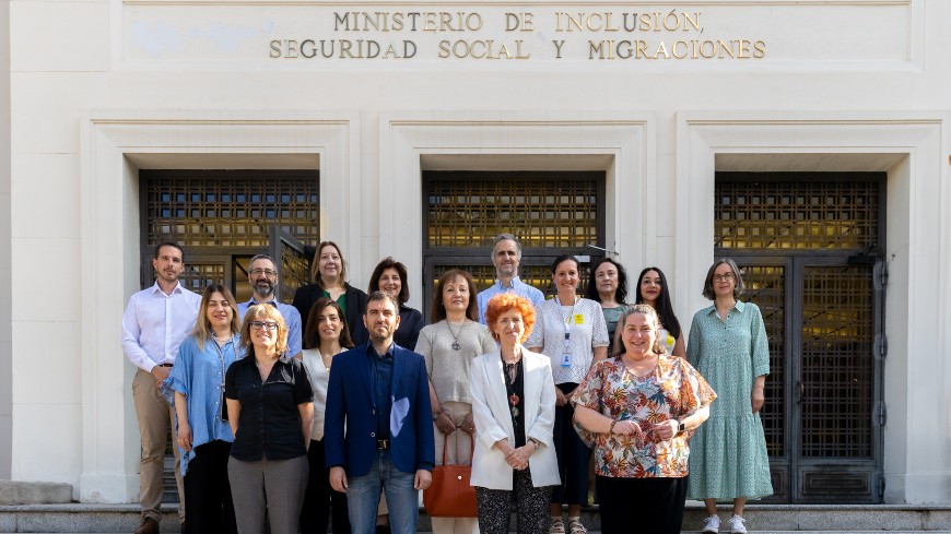 Photo of the Cypriot study group with members of OBERAXE and Permanent Immigration Observatory staff outside the Spanish Ministry for Inclusion, Social Security and Migration.