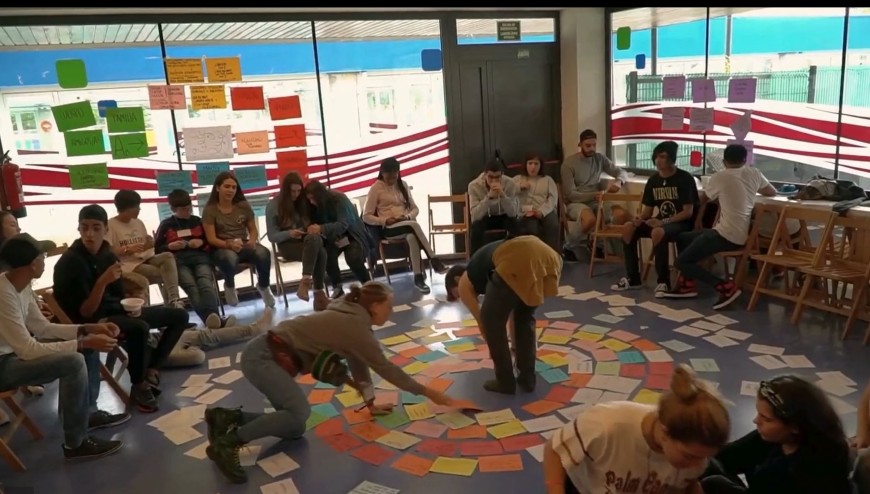 Photo de jeunes participants au sommet de la jeunesse contre les rumeurs, organisé en Espagne dans le cadre des Cités Interculturelles en 2023